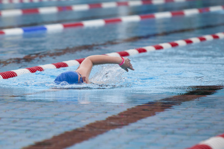 Katharina beim Schwimmen in Weiden