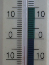 Das Thermometer zeigt minus 4 Grad Celsius