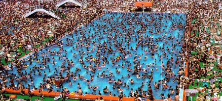Überfülltes Schwimmbad